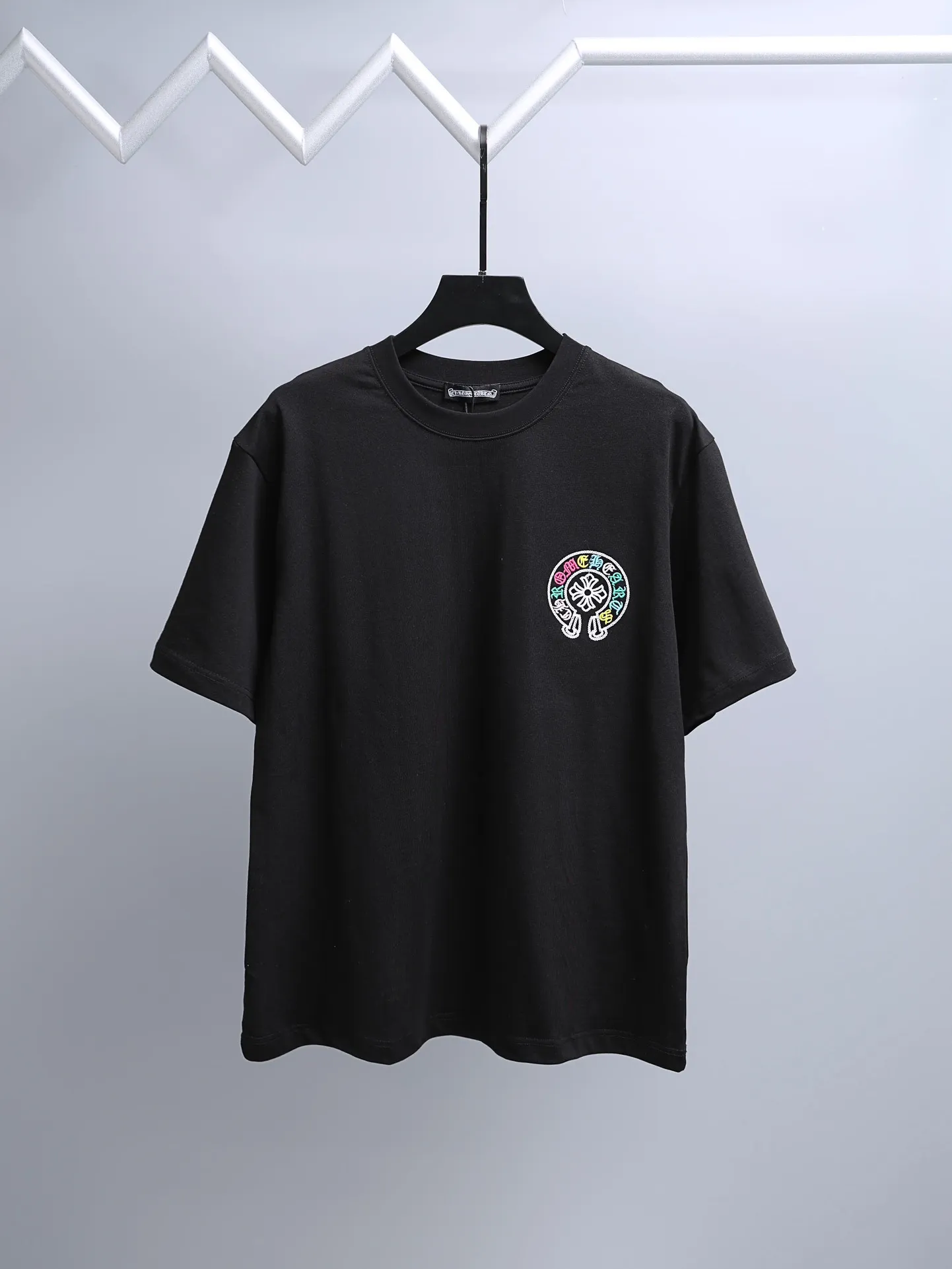P170 Chrome Hearts* 2꯭0꯭2꯭6 new spring and summer style ❤️ Original ⌚️ high version Chrome Hearts The fabric is made of 280g high-density pure cotton. It does not deform or shrink. Process introduction: double thread movement on the chest. The back panel uses overlapping embroidery🪡 process➕the back panel towel rope embroidery process. Color: black SIZE: S-XXL